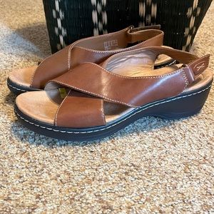Clarks 7.5 sandals